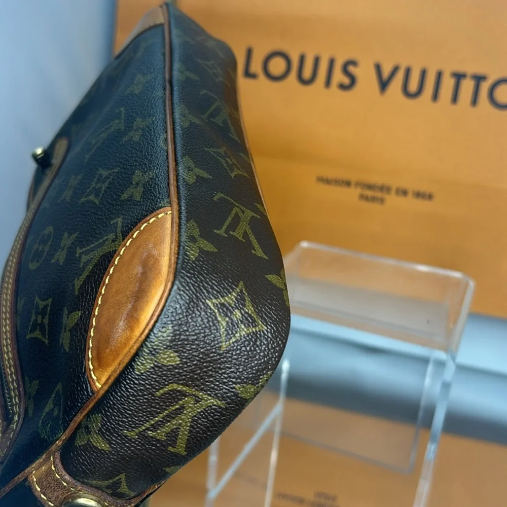 LOUIS VUITTON Louis Vuitton Clutched Bag